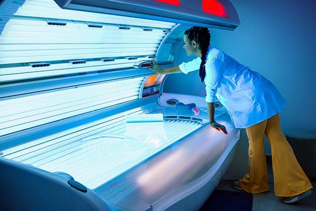 Employee working in a tanning salon